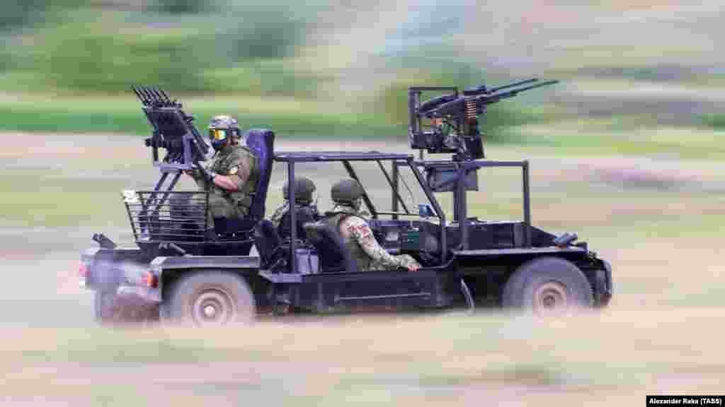 Az oroszok által Ukrajnában tesztelt drónelhárító buggy 2024 júniusában. A jármű a hagyományos géppuska mellett drónelhárító fegyverrel is fel van szerelve