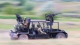 Российские военные испытывают &laquo;антидроновый багги&raquo; на территории Украины, июнь 2024 года. Машина оснащена несколькими единицами автоматического оружия, установленными на легком шасси, а также &laquo;антидроновым оружием&raquo;. По-видимому, это гранатометы, которые видны на передней и задней части транспортного средства