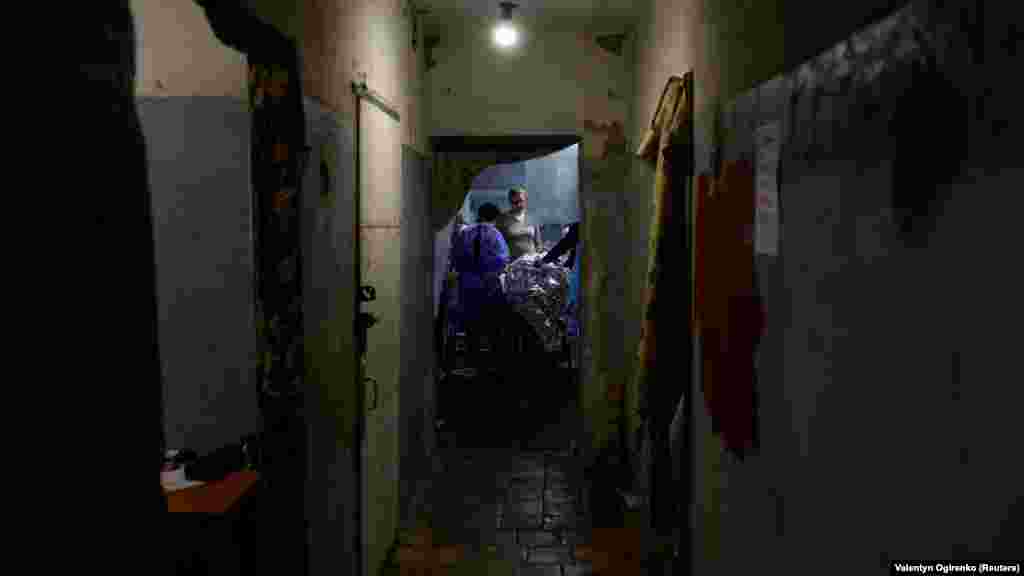 Az ukrán katonaorvosok fáradhatatlanul dolgoznak azon, hogy a szerény körülmények ellenére alapvető orvosi segítséget nyújtsanak a sebesült ukrán katonáknak