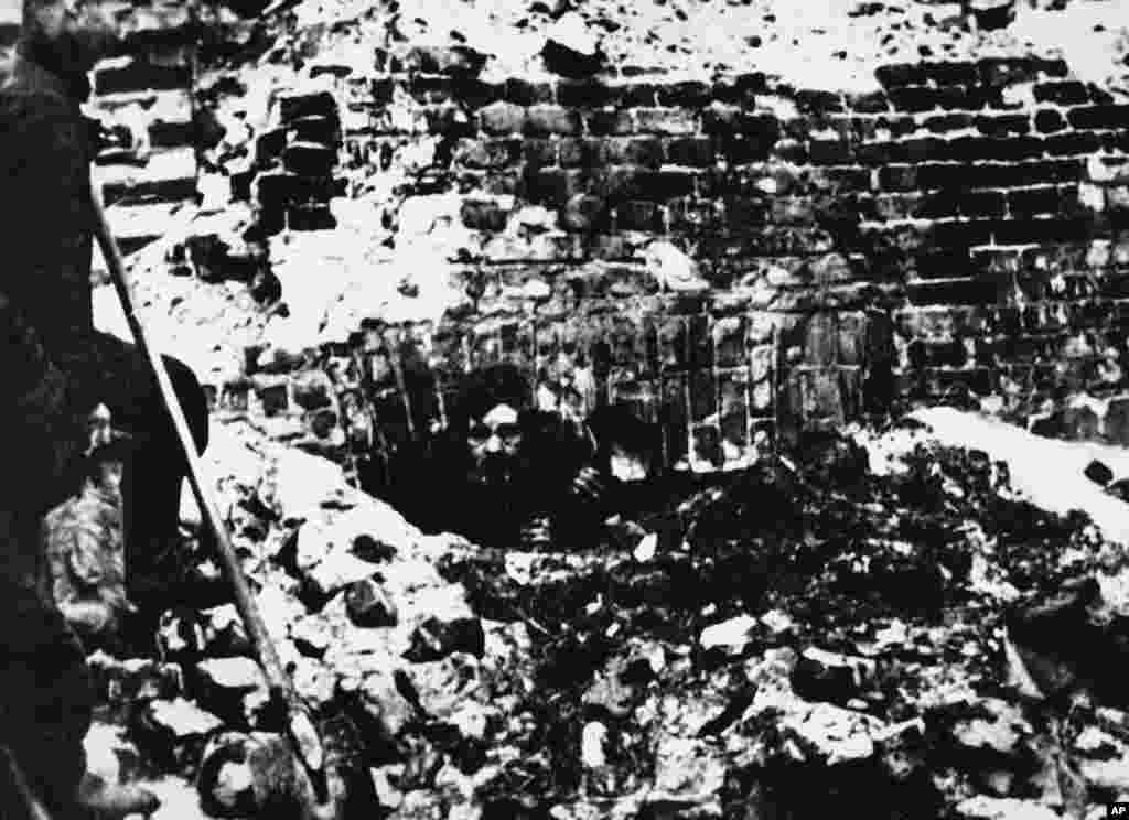 Човек излиза от подземен бункер по време на ликвидирането на Варшавското гето през 1943 г.&nbsp;По време на избухването на въстанието в гетото има около 56 000 евреи. Около 20 000 успяват да се прехвърлят в &quot;арийската&quot; част на Варшава през тайни тунели и канали.