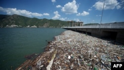 Colectarea gunoiului la hidrocentrala Porțile de Fier I de lângă Kladovo, 24 iulie 2013.