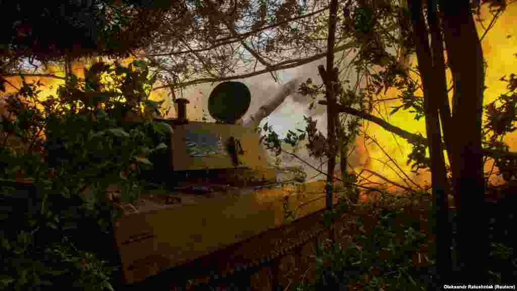 Soldați ucraineni din Brigada 57 de infanterie motorizată trag cu un obuzier autopropulsat 2S1 Gvozdika spre pozițiile rusești din apropierea orașului Ceasiv Iar, regiunea Donețk, 25 iunie. &nbsp; Președintele ucrainean Volodimir Zelenski era optimist cu privire la progresele armatei sale în timpul discursului său din seara zilei de 26 iunie, spunând că a fost &bdquo;o zi fericită&rdquo;.