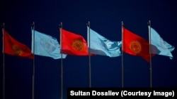 Кыргызстан менен БУУнун желеги.