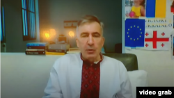 Михаил Саакашвили в прямом видеовключении из больничной палаты предстал в праздничном наряде с элементами украинской национальной одежды