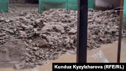 Көпчүлүктүн короо-жайы кум-ташка толгон. 7-август, 2023-жыл