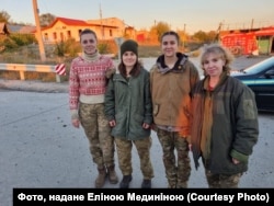 Прикордонниця-медик Еліна Мединіна – на волі (друга праворуч)