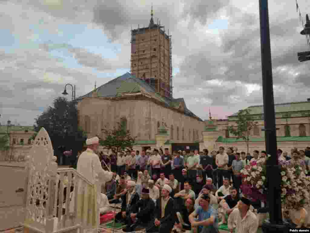 Rano utarnje molitve klanjane su ispred džamije Mardžnani (Marcani) u Kazanu u ruskoj Republici Tatarstan. To je jedina džamija u Kazanu koja je izbjegla zatvaranje tokom sovjetskog perioda, a najstarija džamija je još uvijek u funkciji.