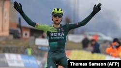 Biciklist Aleksandar Vlasov slavi pobjedu dok prolazi kroz cilj u 7. etapi biciklističke utrke Pariz-Nica, 9. 4. 2024.
