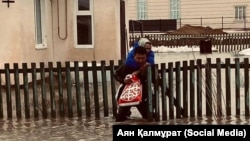 Казакстандын суу каптаган айылдарынын биринин тургундары (сүрөт социалдык медиадан алынды - Аян Қалмұрат)