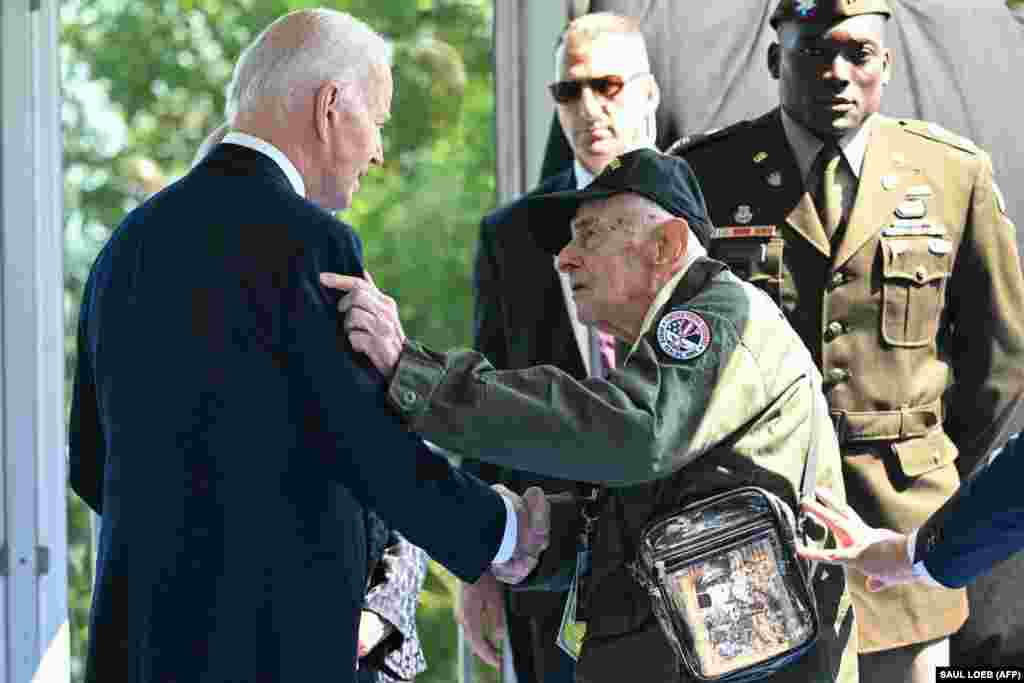 Biden egy másik veteránnal az ünnepségen az északnyugat-franciaországi Colleville-sur-Merben 2024. június 6-án