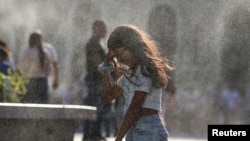 Rashlađivanje na trgu u San Salvadoru, El Salvador, 27. marta 2024.