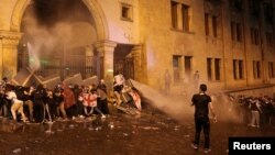 Протестувальники біля входу до парламенту під час мітингу проти законопроекту про «іноземних агентів», Тбілісі, Грузія, 1 травня 2024 року 