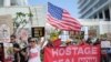 Članovi porodice i pristalice traže hitno oslobađanje talaca kidnapovanih tokom smrtonosnog napada 7. oktobra, dok protestuju tokom sastanka kojem je prisustvovao američki državni sekretar Antony Blinken, u Tel Avivu, Izrael 11. juna 2024. 