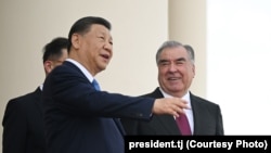 Раиси ҷумҳури Чин Си Ҷин Пин ва президенти Тоҷикистон Эмомалӣ Раҳмон 