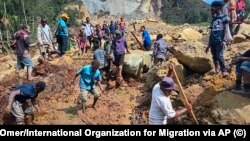 Stanovnici pretražuju klizište u Jambaliju, u gorju Papue Nove Gvineje, u nedjelju, 26. maja 2024.