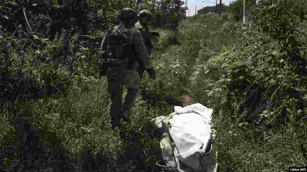 Ukrajinski vojnici šetaju linijom fronta u blizini Bahmuta. &nbsp;