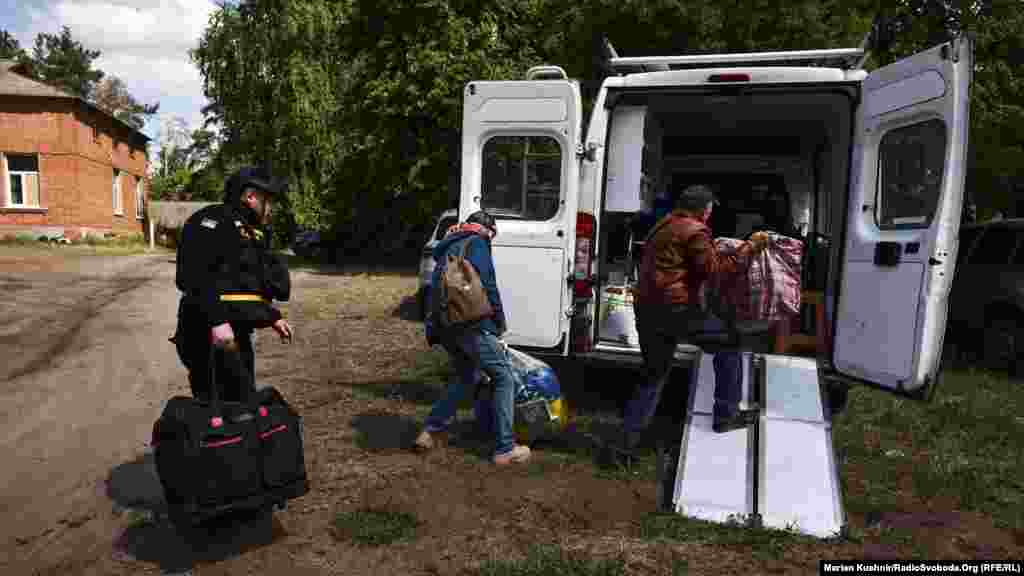 Volcsanszk és a közeli falvak lakói május 11-én egyedül vagy önkéntesek és a rendőrség segítségével megpróbálják elhagyni a régiót, miután&nbsp;Oroszország május 10-én megkezdte a Harkivi terület határának bombázását, és szárazföldi offenzívát indított északon