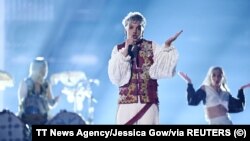 Baby Lasagna, який представляє Хорватію, виступає на сцені під час першого півфіналу пісенного конкурсу «Євробачення-2024» у Мальме, Швеція, 7 травня 2024 року