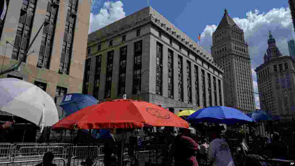 Újságírók várakoznak az ítélethirdetésre a bíróság előtt New Yorkban 2024. május 30-án. A 2016-os választások illegális befolyásolására irányuló tervben egy pornószínésznek fizetett hallgatási pénzt tussoltak el