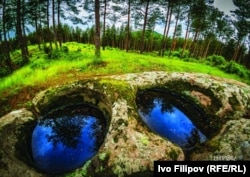 Самодивски поглед - детайл от скално изсечена шараптаж край село Самодива, община Кирково. От изложбата на Иво Филипов "Паметта на скалите"