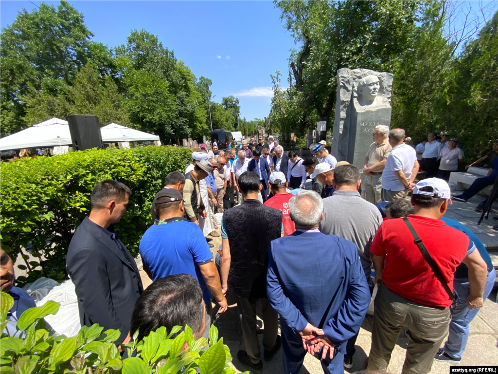 Мурат Ауэзовдун кабыры атасы Мухтар Ауэзовдун жайынын жанында.