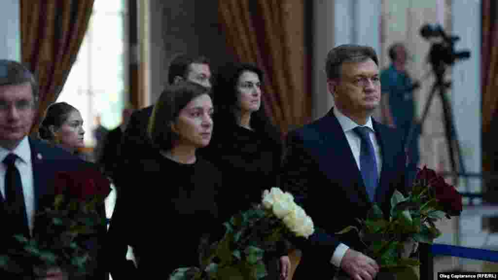 Primele persoane în stat au adresat condoleanțe familiei, rudelor și tuturor celor care l-au cunoscut și pe Mircea Snegur. &rdquo;Prin trecerea domniei sale la cele veșnice, țara pierde nu doar un &ldquo;părinte fondator&rdquo;, țara pierde şi un veritabil om politic, care a ştiut să intuiască năzuințele poporului său&rdquo;, a spus președinta Maia Sandu. Președintele Parlamentului, Igor Grosu, a remarcat că ne vom aminti de Mircea Snegur ca de omul care a adus Independența, Limba română și Tricolorul. &bdquo;Cu tristețe, ne luăm rămas bun de la Primul Președinte al țării noastre și continuăm să construim ce a promovat domnul Snegur mereu &ndash; o Moldovă independentă, mai puternică, mai prosperă și mai unită&rdquo;, a spus premierul Dorin Recean. &nbsp;