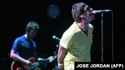 Braća Lijam (desno) i Noel Galager tokom nastupa grupa Oasis 7. avgust 2005.