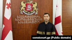 ვასილ როინიშვილი იყო 2008 წელს მოკლული როინ შავაძის საქმის პროკურორი. „ქართული ოცნება“ მაშინდელ გამოძიებას აკრიტიკებს და შავაძის საქმე ენმ-ის აკრძალვის ერთ-ერთი საფუძველია.