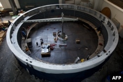 Muncitorii montează noul generator al centralei hidroelectrice Porțile de Fier I. Este cel mai mare baraj de pe Dunăre și unul dintre cele mai mari din Europa.