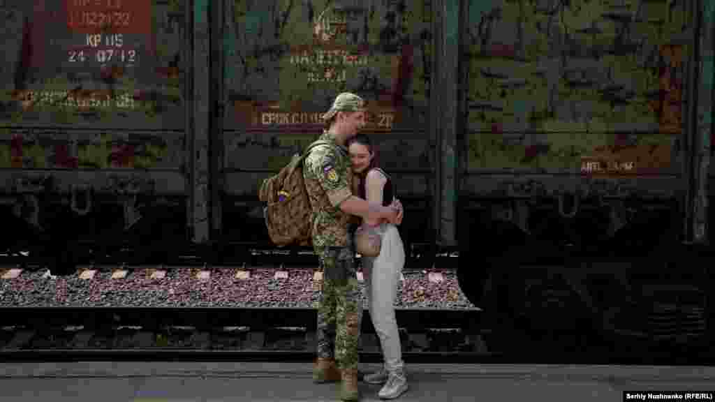 Железнодорожная станция в Краматорске, расположенная примерно в 150 километрах от российско-украинской границы, &mdash; крупный железнодорожный и логистический узел для ВСУ