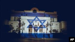 Българският парламент беше осветен с цветове на знамето на Израел след атаките на Хамас срещу страната в събота.