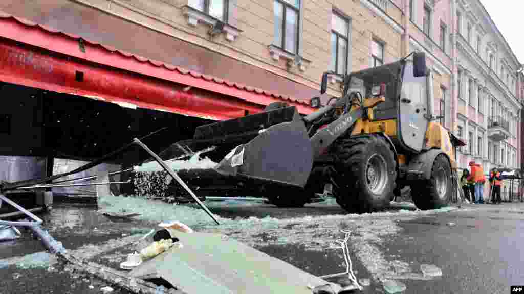 Az orosz sajtóban megjelent részletek szerint Tatarszkij éppen közönségtalálkozót tartott és a résztvevők kérdéseire válaszolt, amikor egy nő egy dobozt adott át neki egy kisebb mellszoborral, amely aztán felrobbant