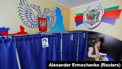 Жінка виходить із кабінки для голосування на виборчій дільниці під час незаконних виборів, які проводить окупаційна влада РФ. Горлівка, Донецька область, 9 вересня 2023 року, фото ілюстративне
