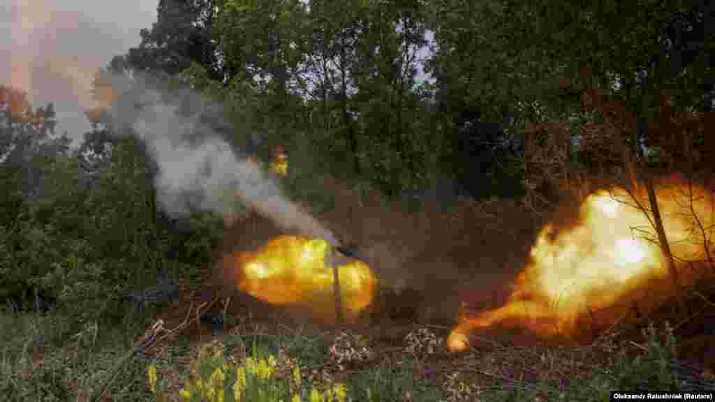 Soldați ucraineni din Brigada 57 de infanterie motorizată trag cu un obuzier autopropulsat 2S1 Gvozdika asupra pozițiilor rusești de lângă Ceasiv Iar.