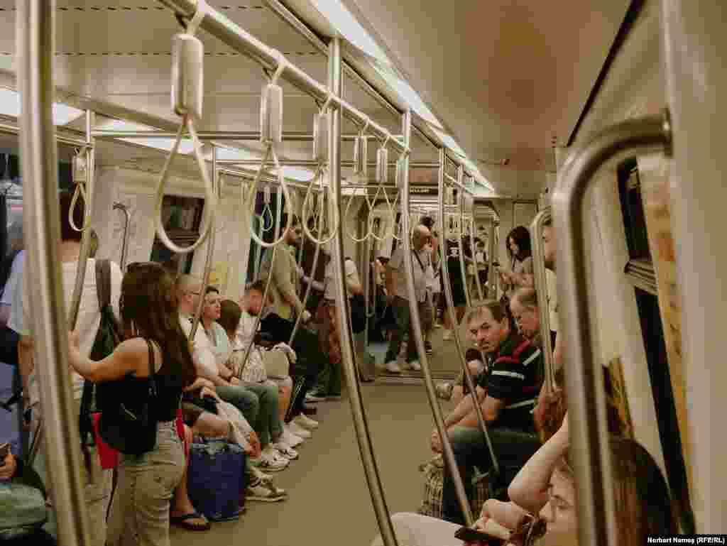 În București sunt 13 linii de troleibuz, 22 de linii de tramvai, 133 de linii de autobuz și 5 magistrale de metrou.&nbsp; Cât timp a fost ministru al Transporturilor, Cătălin Drulă a negociat un PNRR în domeniu, în valoare de 7,6 milioane de euro și a&nbsp;semnat contracte pentru 80 de kilometri de lucrări de autostradă.&nbsp;