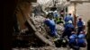 Spasioci tragaju za povređenim i ubijenim u ruskom raketnom napadu u Černihivu, 17. april 2024.