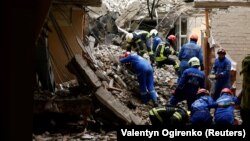 Spasioci tragaju za povređenim i ubijenim u ruskom raketnom napadu u Černihivu, 17. april 2024.