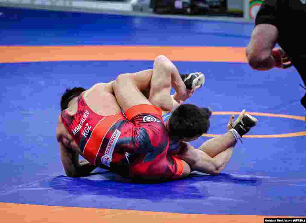 25 жаштагы Эрназар Акматалиев 2021-жылы Норвегиянын Осло шаарында өткөн эркин күрөш боюнча чоңдор арасындагы&nbsp;Дүйнө чемпионатында күмүш байге алган. Ушул эле жылы Сербиянын Белград шаарында болгон күрөш боюнча&nbsp;23 жашка чейинкилер арасында (U-23) Дүйнө чемпиону болгон. Жаштар арасындагы Азия чемпионатында (2018-жылы) жана 2022-жылы апрель айында Монголиянын Улан-Батор шаарында өткөн күрөш боюнча чоңдор арасында Азия чемпионатында күмүш медал тагынган.&nbsp;