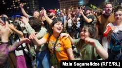 Na koncertu su se prikupljala sredstva za demonstrante koji su uhapšeni prethodnih mjeseci.