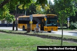 A vasútról átszálló utasokat klímás autóbusz várja Lakiteleken