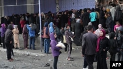 Луѓето чекаат свеж леб во Рафа, јужен Појас Газа, 28 февруари 2024 година