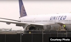 در تصویر موتور آسیب‌دیدهٔ هواپیما پس از فرود دیده می‌شود