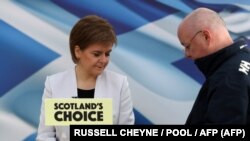 Nikola Stardžen i Piter Marel na probi njenog govora tokom kampanje SNP-a, mart 2021.