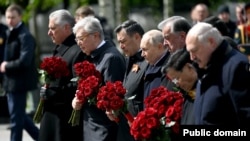 Президент России Владимир Путин (в центре) и «почетные гости» парада в Москве, 9 мая 2024 г.