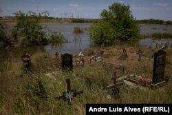Varrezat pjesërisht të përmbytura në Odradokamjanka në rajonin Herson.