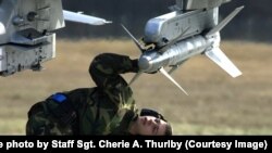 Перевірка завантаження озброєнням літака F-16 