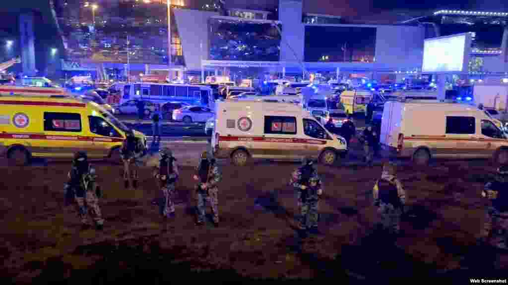 22-марттын кечинде Москванын четиндеги Красногорск шаарындагы &quot;Крокус Сити Холл&quot; концерттик залында ок атуу болду.&nbsp;Куралчан белгисиз топ 22-марттын кечинде Москванын четиндеги &quot;Крокус Сити Холл&quot; концерттик залына миңдеген адам топтолгон учурда ок жаадырган.Социалдык медиага тараган видеодон куралчан адамдар залда кезиккен адамдын баарын атып баратканын көрүүгө болот.