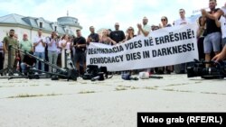 Novinari u Prištini su na protestu 31. jula podržali kolege iz Televizije Klan Kosova. Na transparentu piše "Demokratija umire u tami".