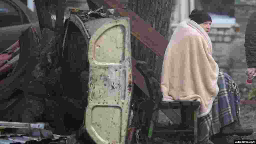 Жителите се собраа надвор на студот додека службите за итни случаи работеа на местото на нападот.