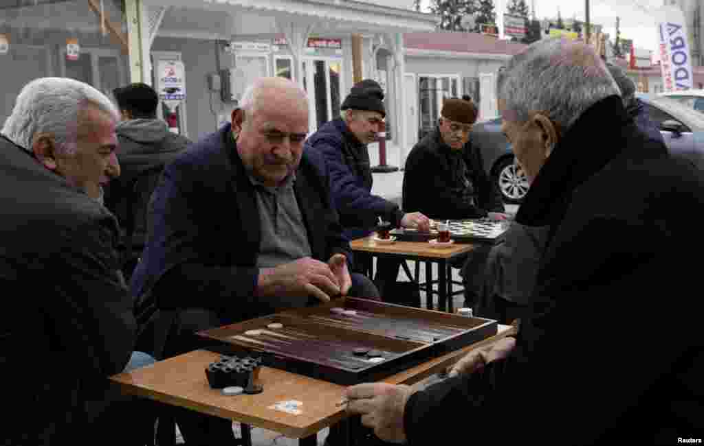  Burrat duke luajtur tavëll përpara një kafeneje prej kontejneri në Kahramanmarash, Turqi, janar 2024. 